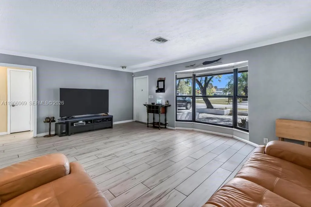 5201 Jefferson St, Hollywood FL 33021