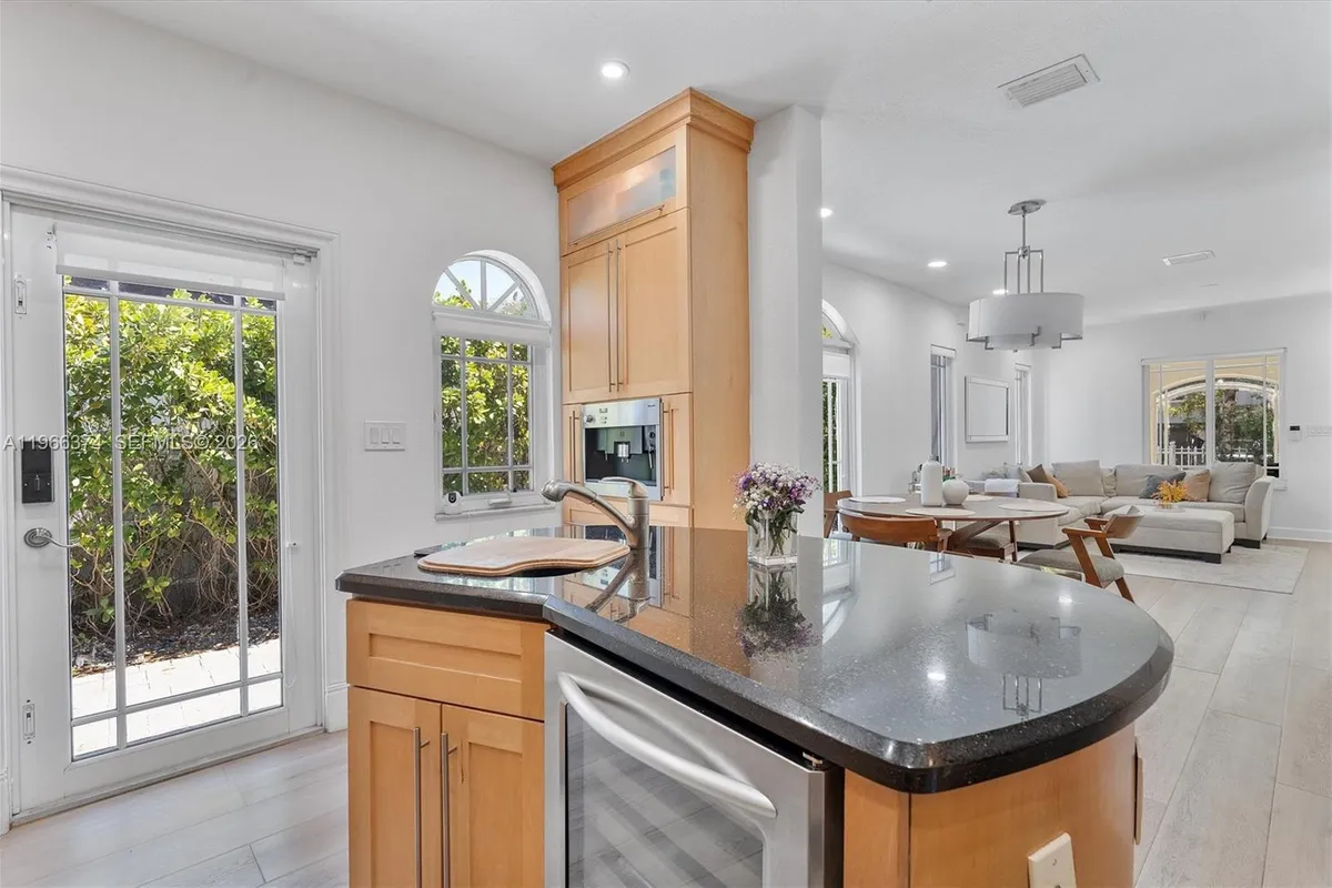 2231 SW 17th St, Miami FL 33145