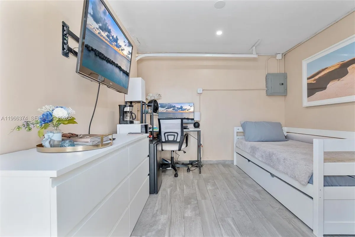 2231 SW 17th St, Miami FL 33145