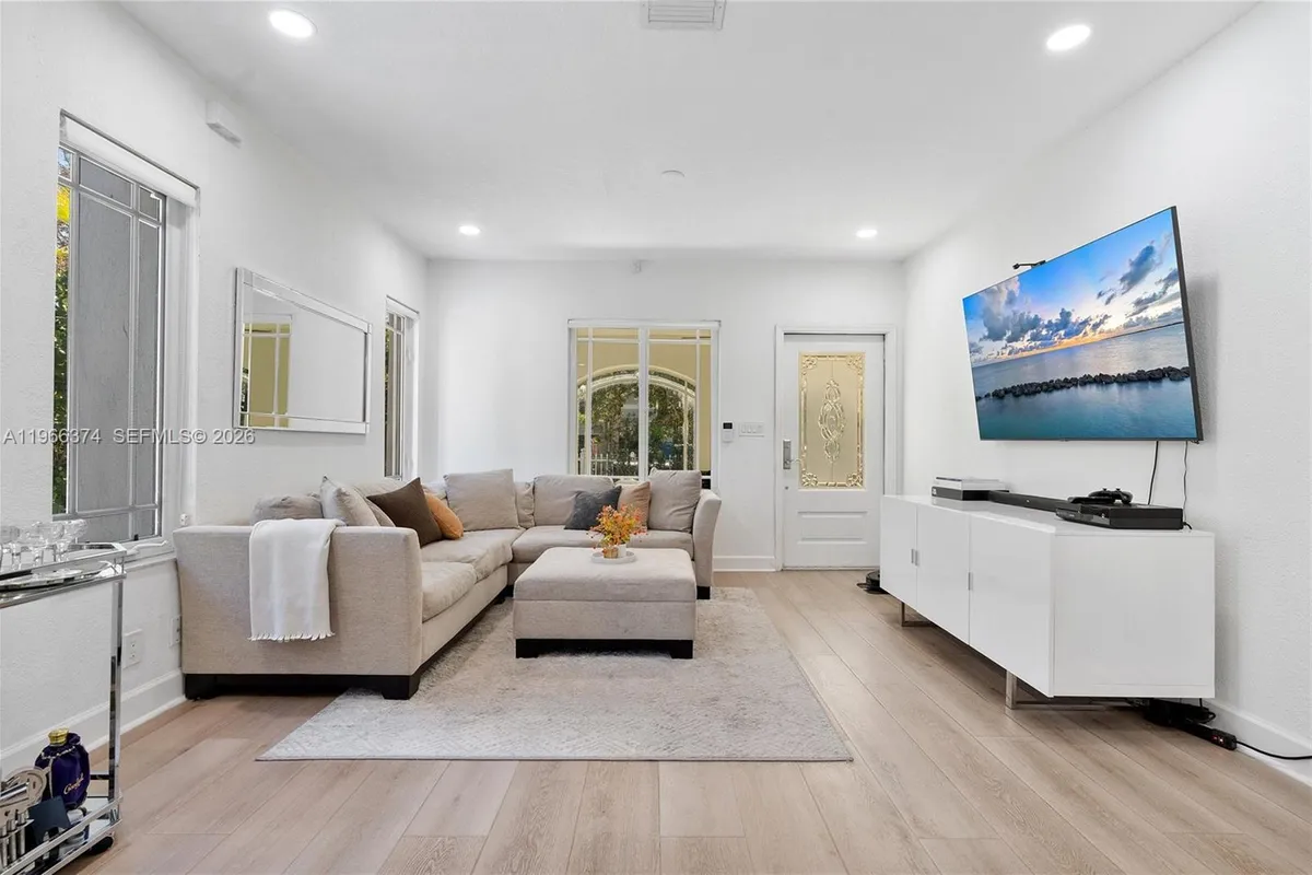 2231 SW 17th St, Miami FL 33145