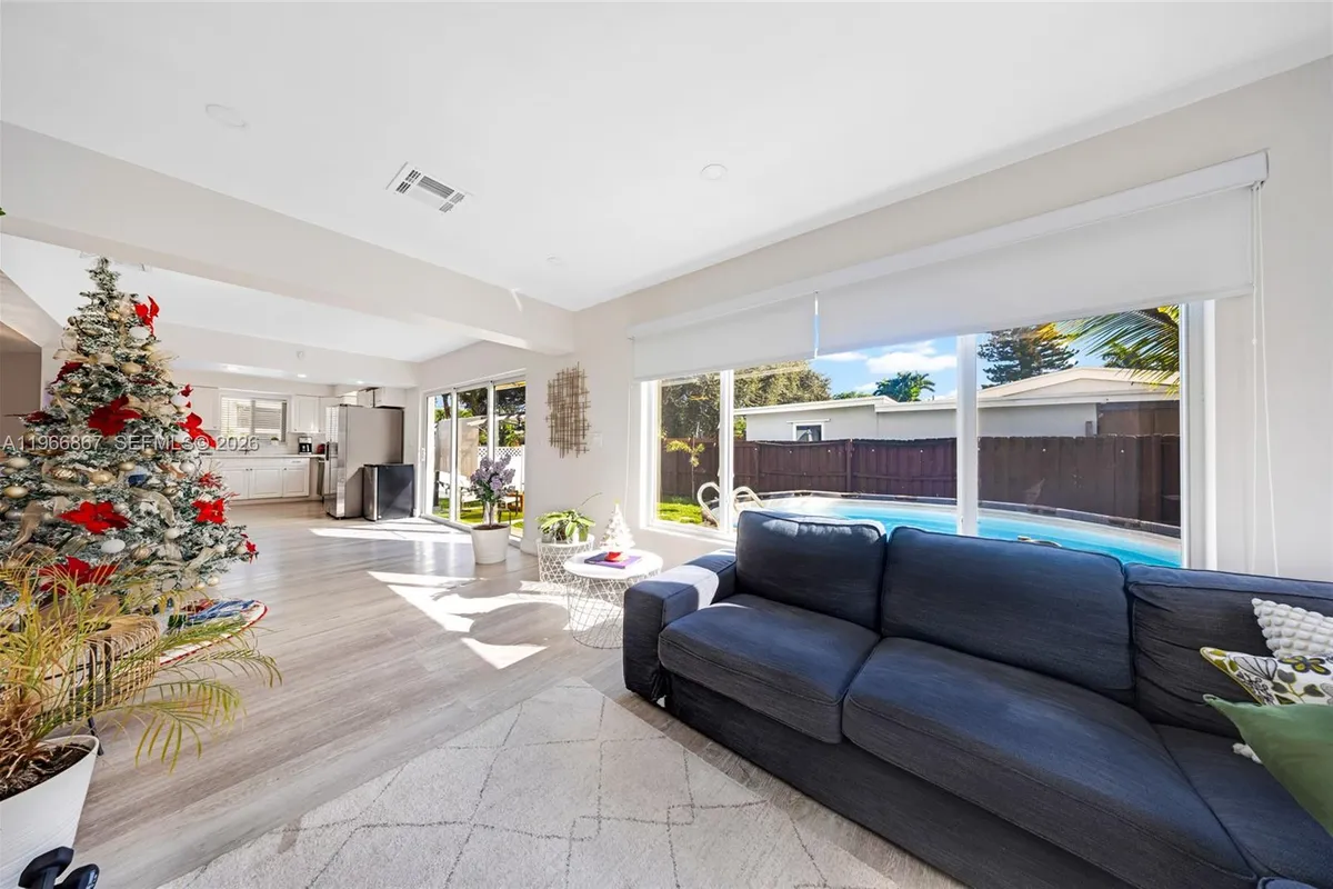 907 N Park Rd, Hollywood FL 33021