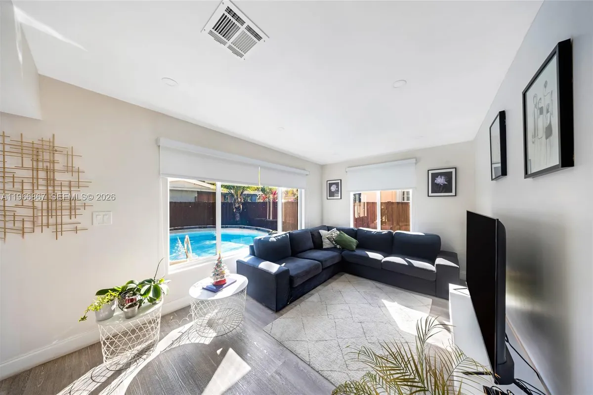 907 N Park Rd, Hollywood FL 33021