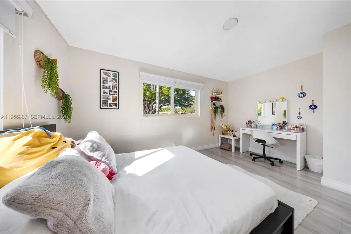 907 N Park Rd, Hollywood FL 33021