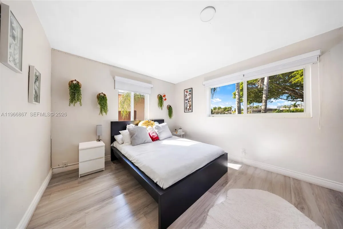 907 N Park Rd, Hollywood FL 33021