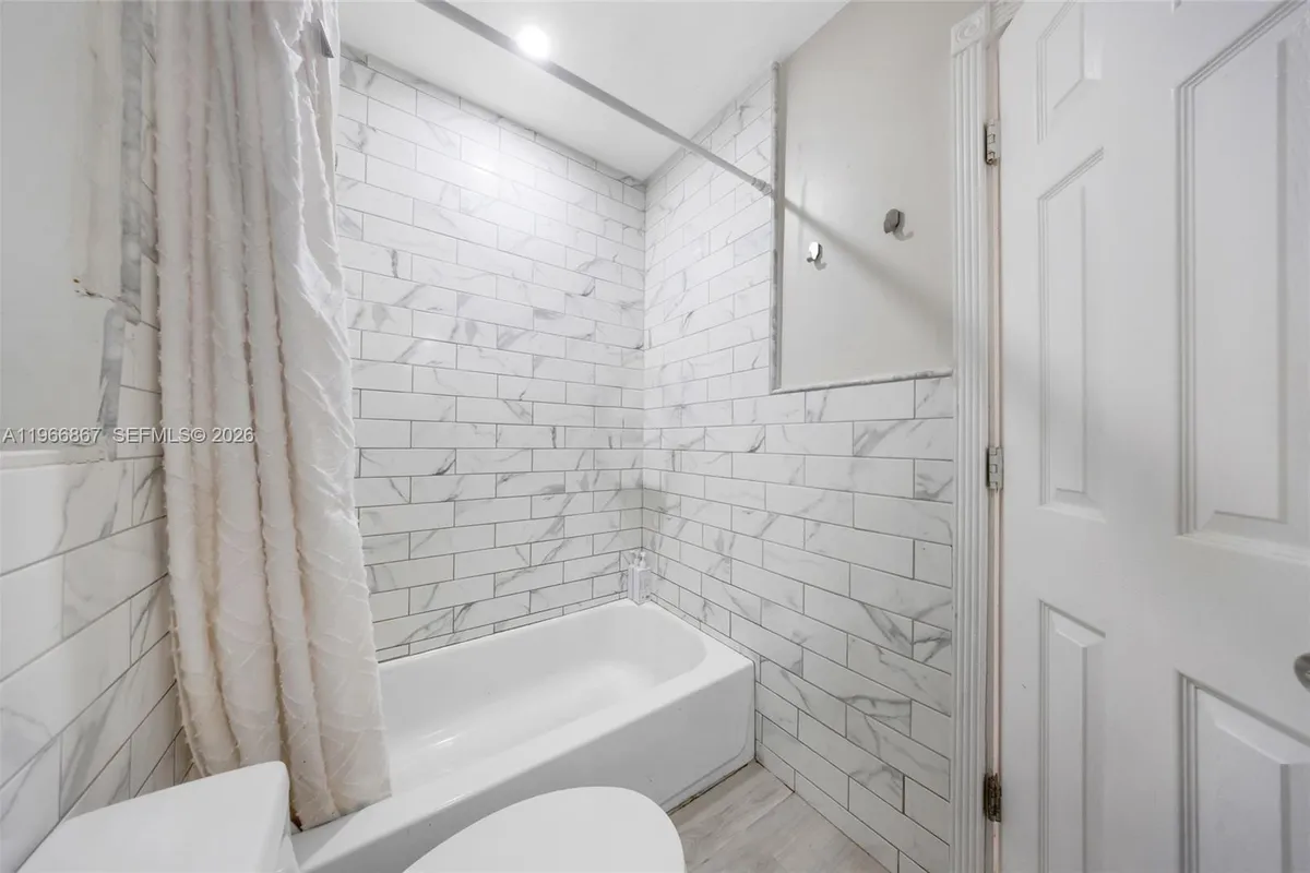 907 N Park Rd, Hollywood FL 33021