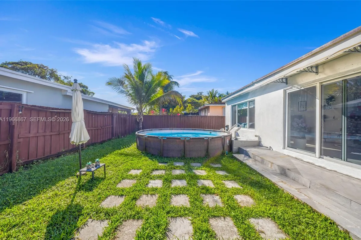 907 N Park Rd, Hollywood FL 33021