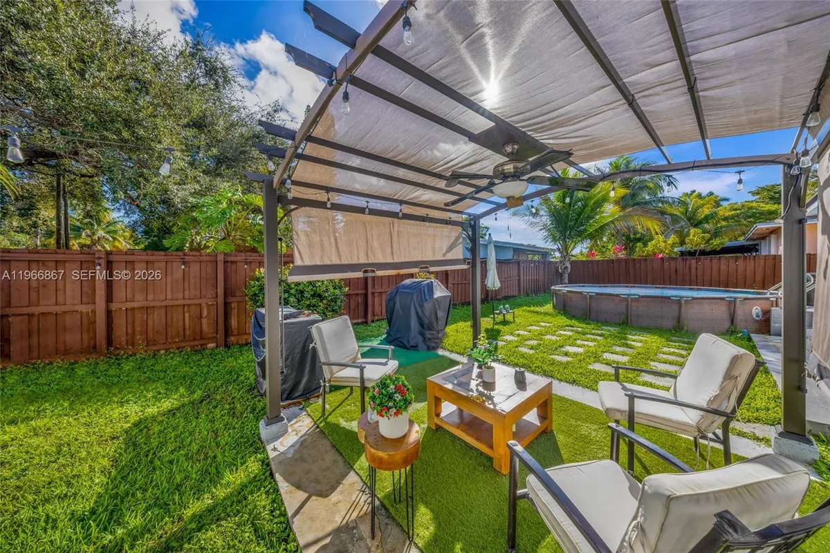 907 N Park Rd, Hollywood FL 33021