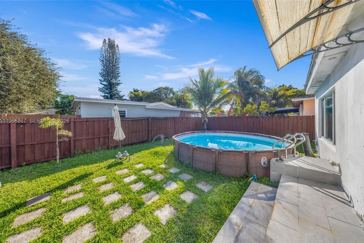 907 N Park Rd, Hollywood FL 33021