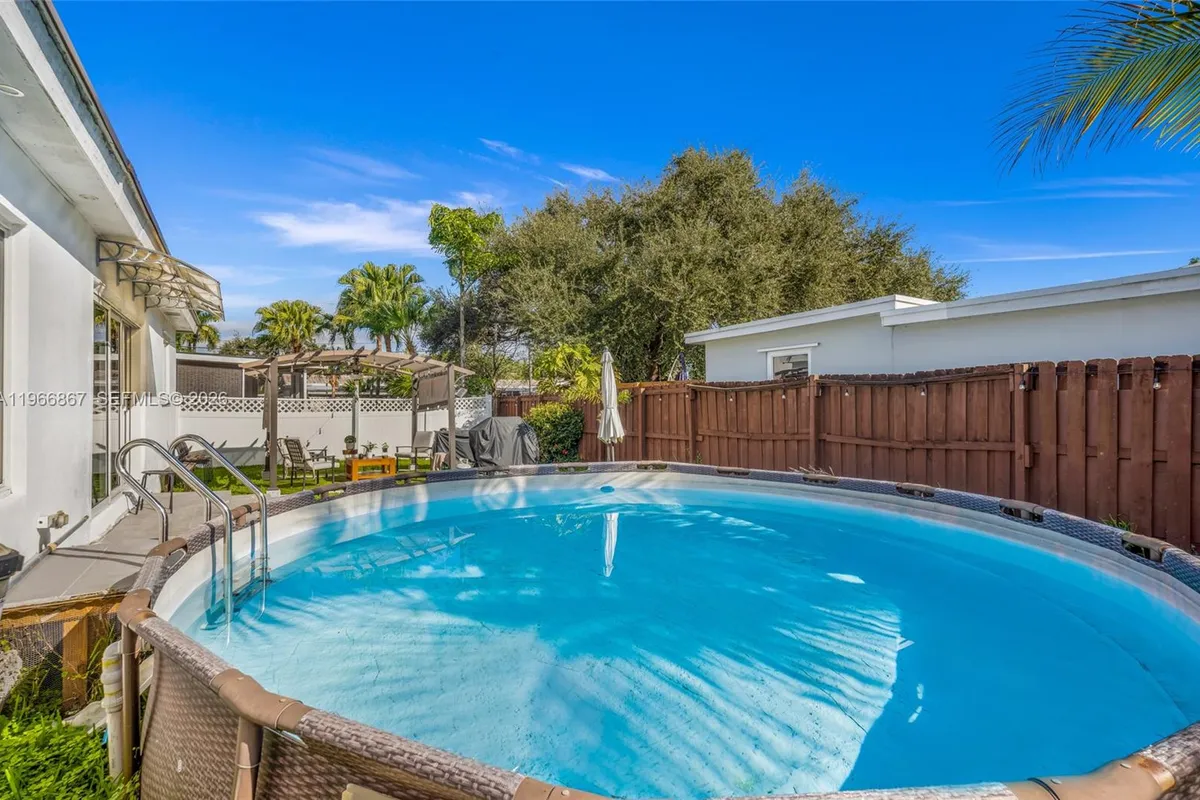 907 N Park Rd, Hollywood FL 33021