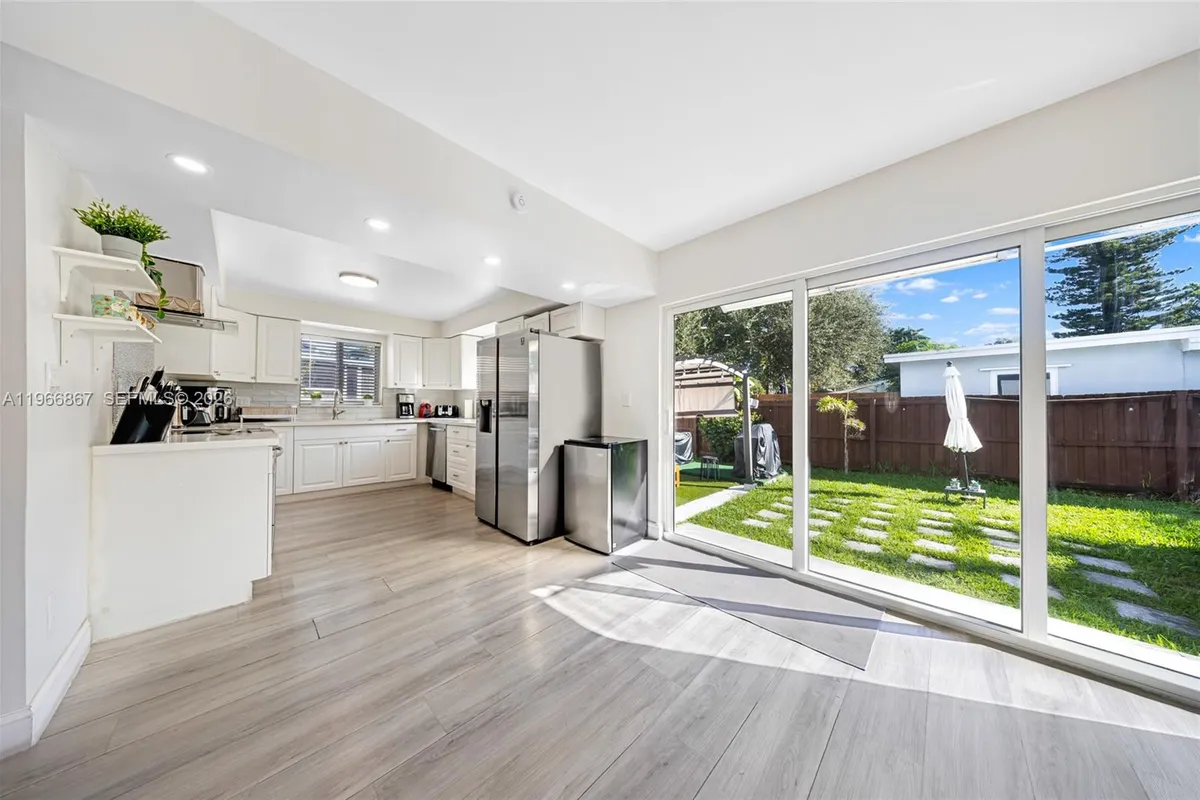 907 N Park Rd, Hollywood FL 33021