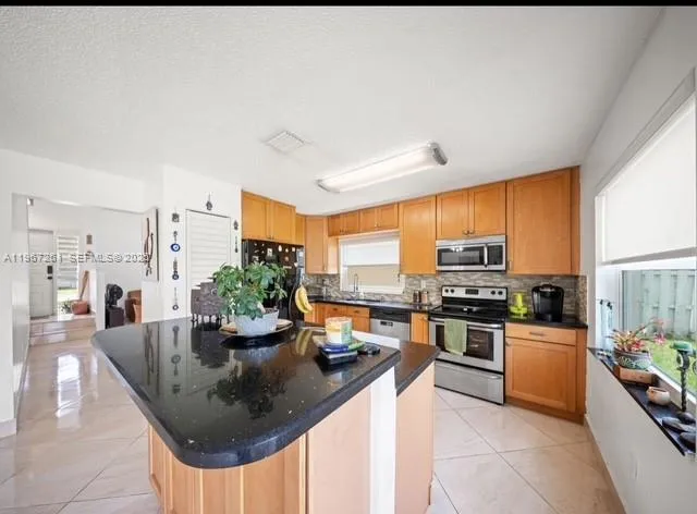 1340 NW 125th Ter, Sunrise FL 33323