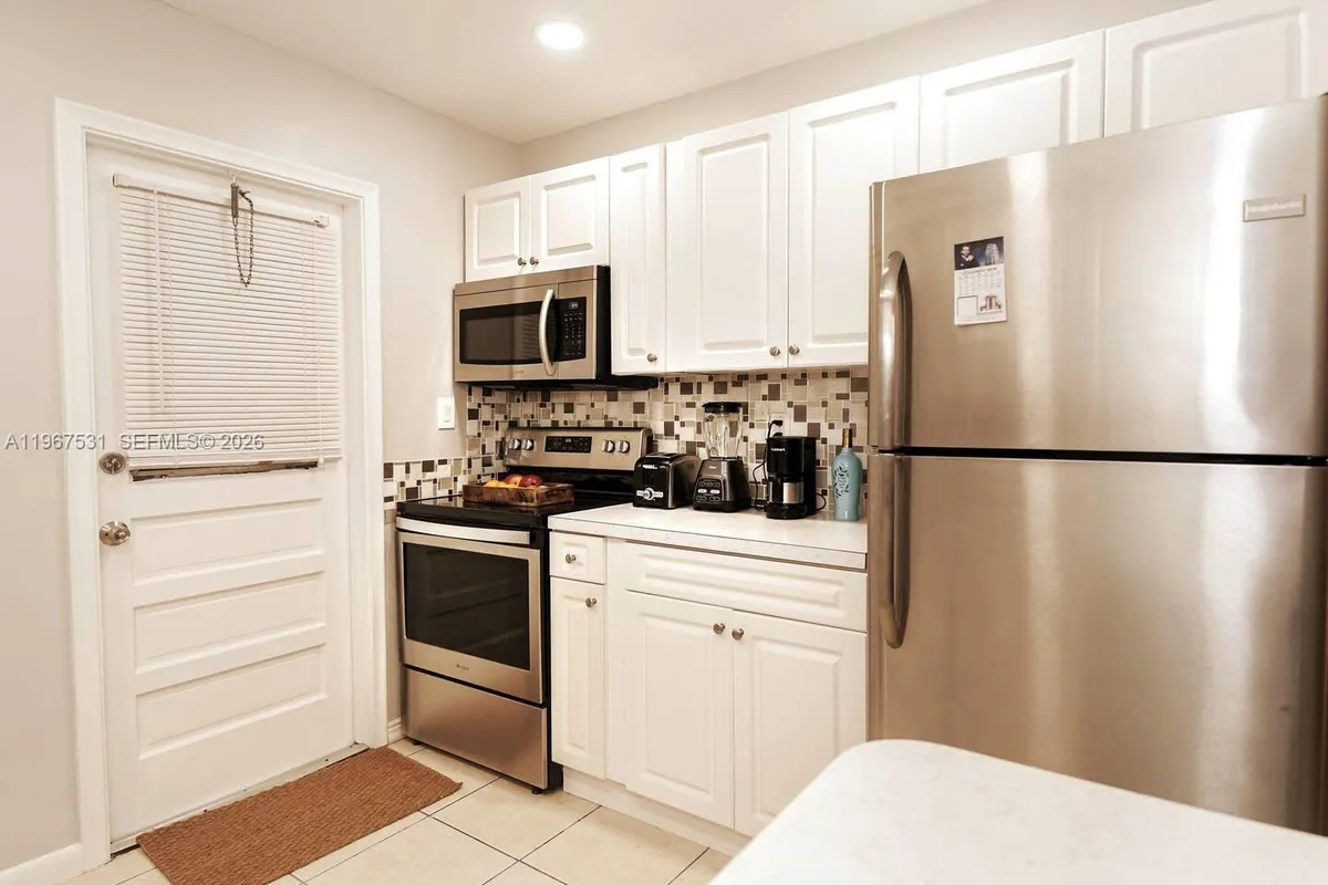 20 SE 12th St, Dania Beach FL 33004