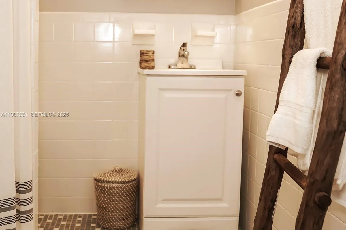 20 SE 12th St, Dania Beach FL 33004