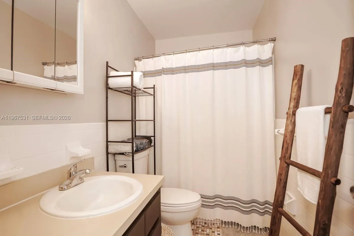 20 SE 12th St, Dania Beach FL 33004