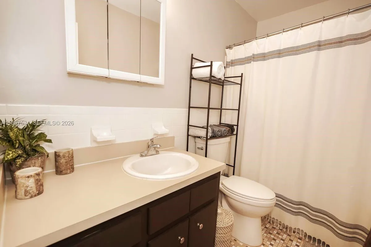 20 SE 12th St, Dania Beach FL 33004