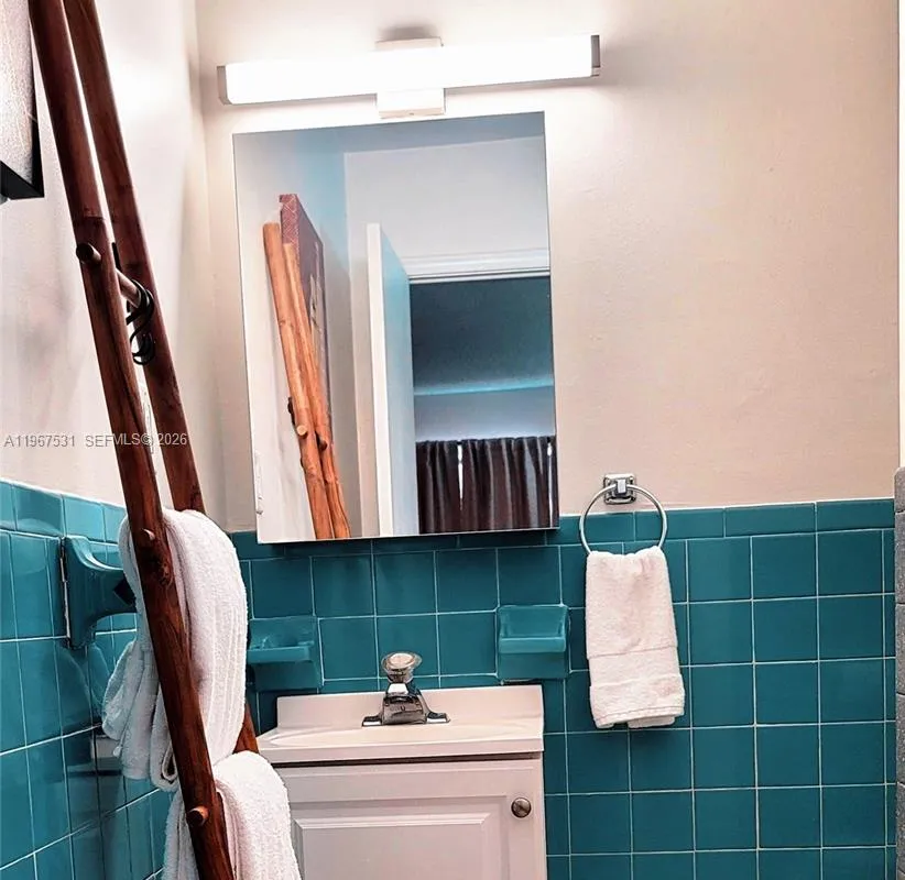 20 SE 12th St, Dania Beach FL 33004