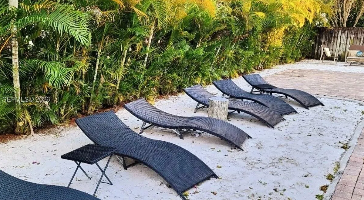 20 SE 12th St, Dania Beach FL 33004