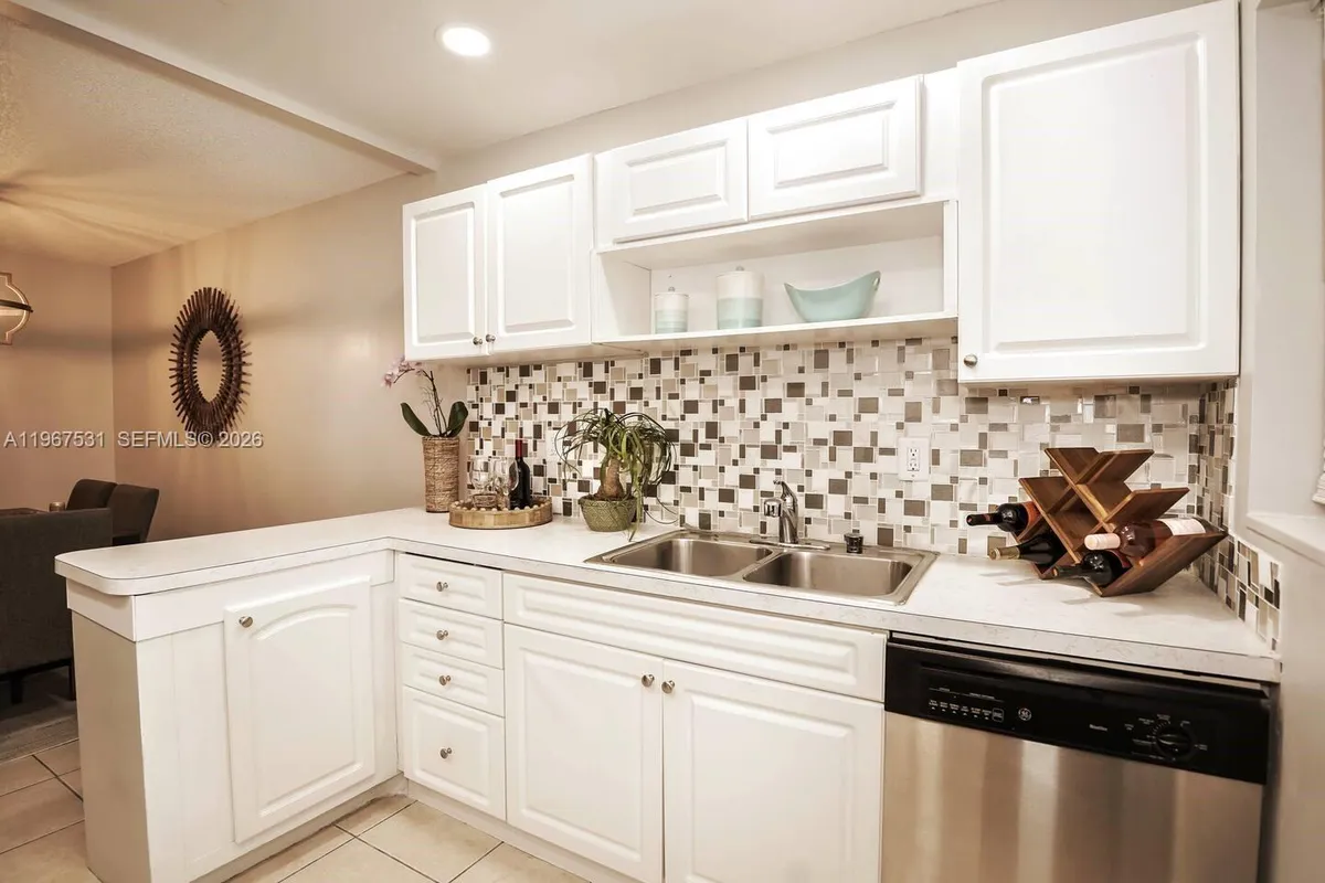 20 SE 12th St, Dania Beach FL 33004