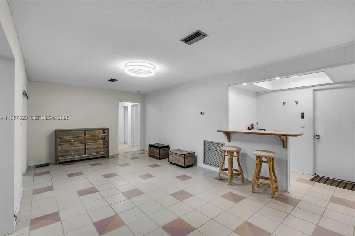 7541 SW 9th St, Plantation FL 33317