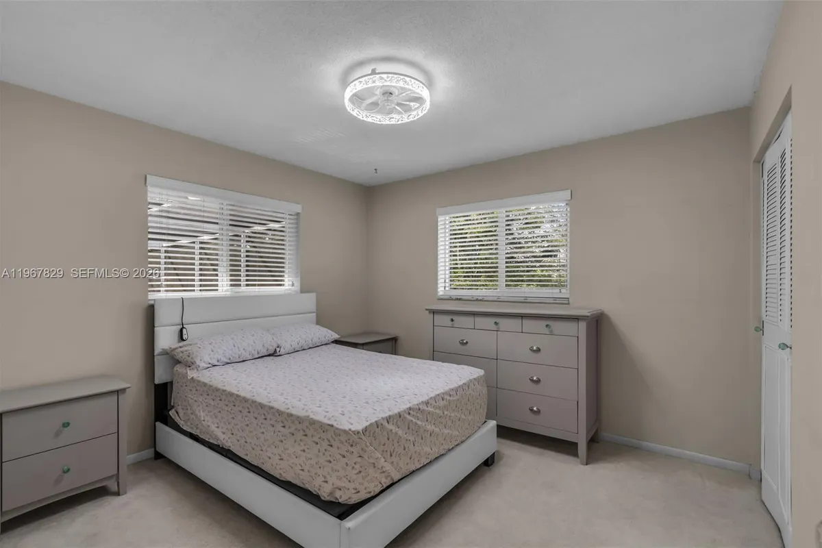 7541 SW 9th St, Plantation FL 33317