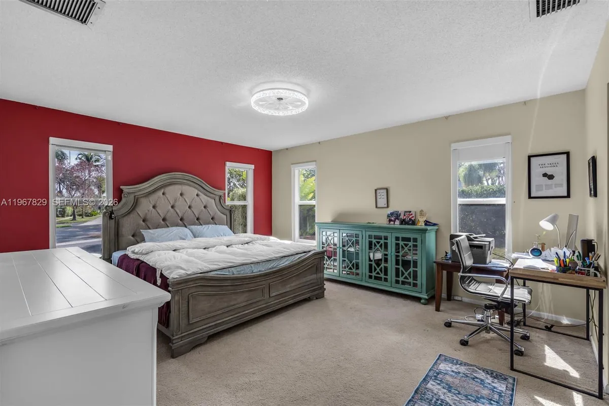 7541 SW 9th St, Plantation FL 33317