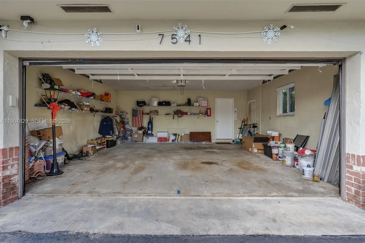 7541 SW 9th St, Plantation FL 33317