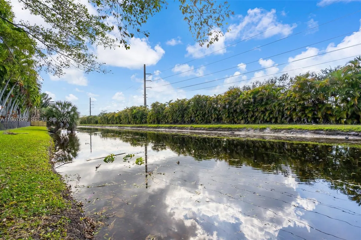 7541 SW 9th St, Plantation FL 33317