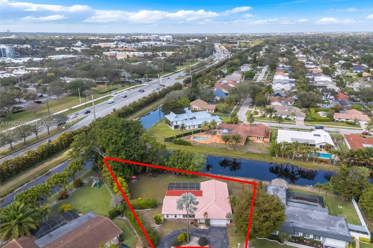 7541 SW 9th St, Plantation FL 33317