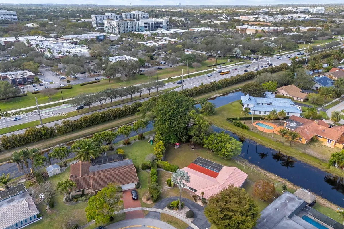 7541 SW 9th St, Plantation FL 33317