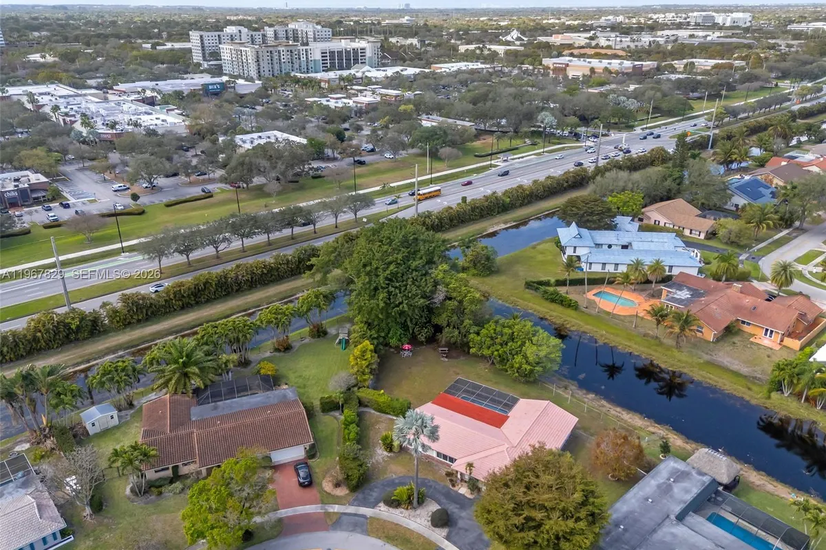 7541 SW 9th St, Plantation FL 33317