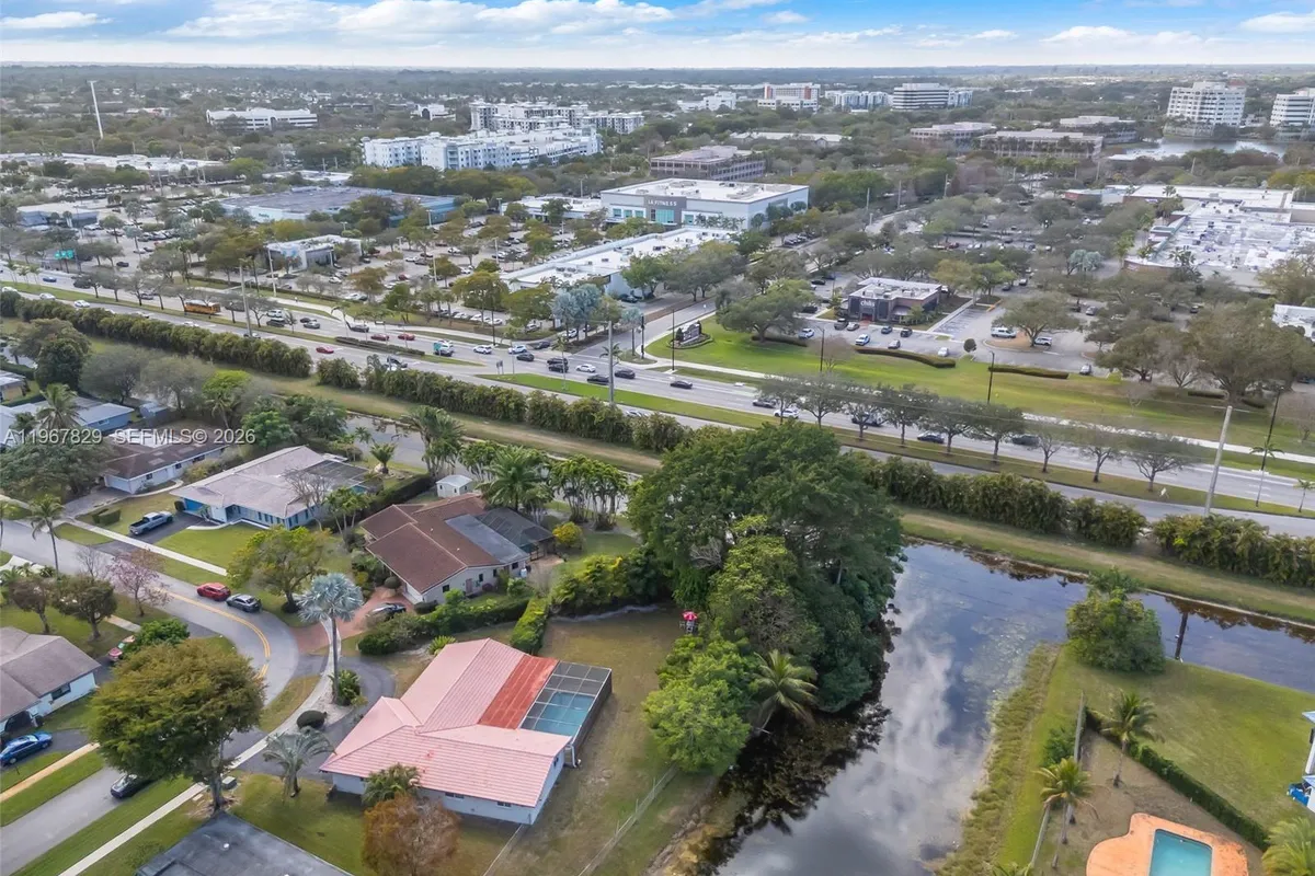 7541 SW 9th St, Plantation FL 33317