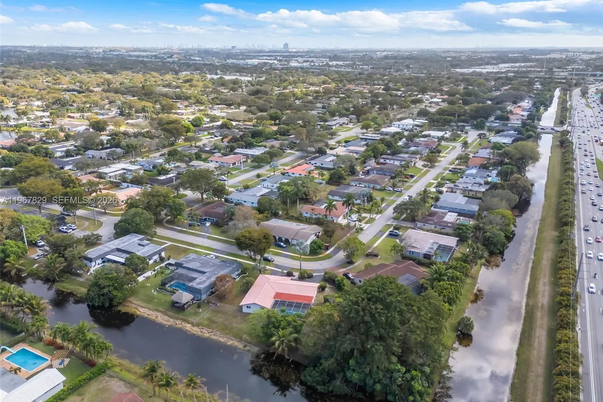 7541 SW 9th St, Plantation FL 33317