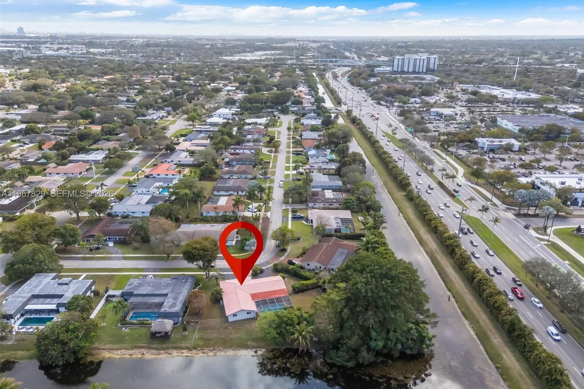 7541 SW 9th St, Plantation FL 33317