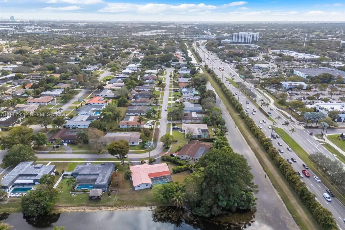 7541 SW 9th St, Plantation FL 33317