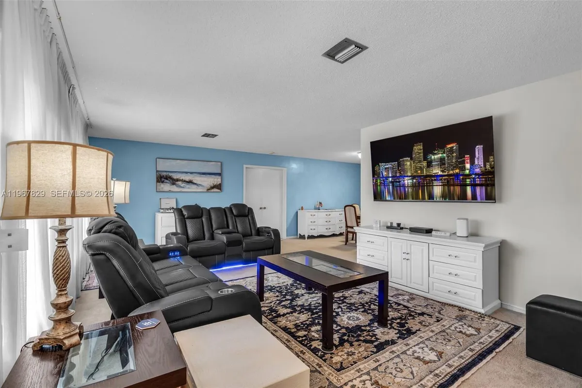 7541 SW 9th St, Plantation FL 33317