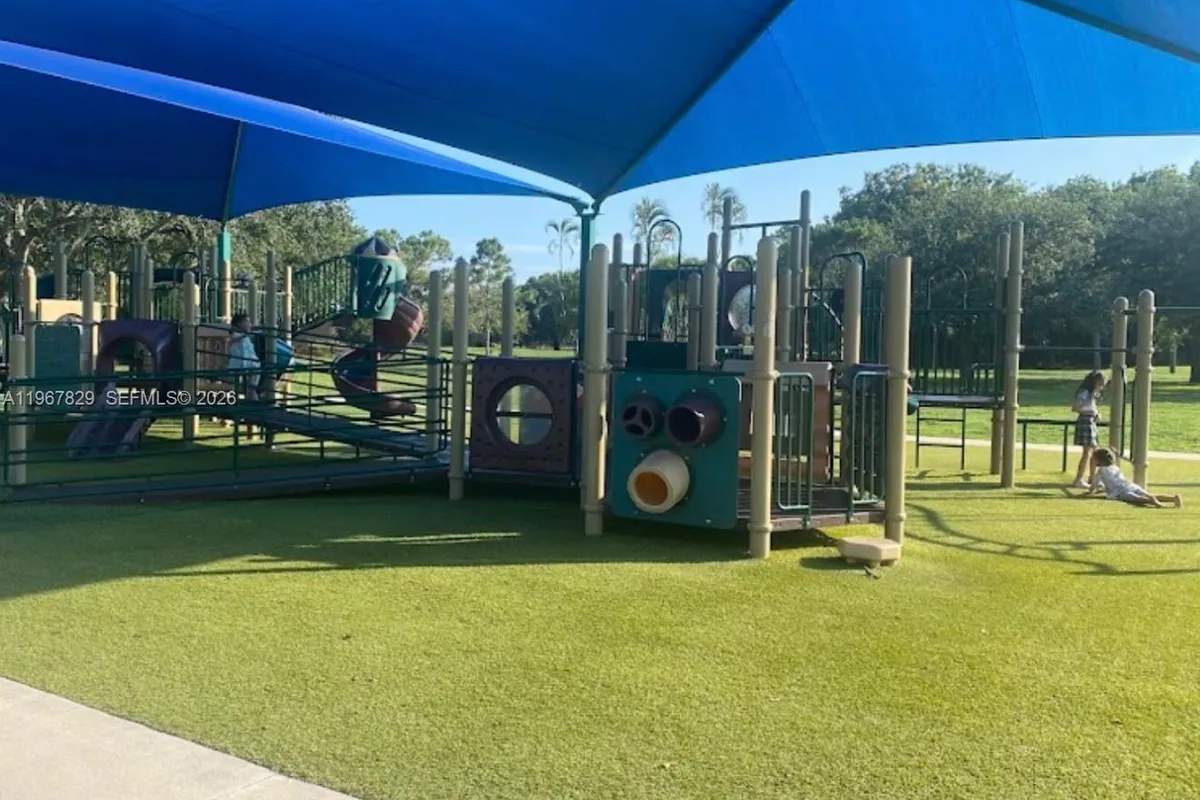 7541 SW 9th St, Plantation FL 33317