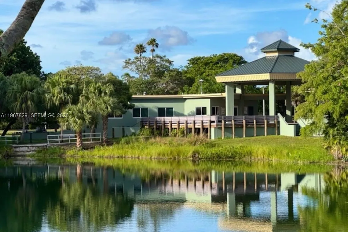 7541 SW 9th St, Plantation FL 33317