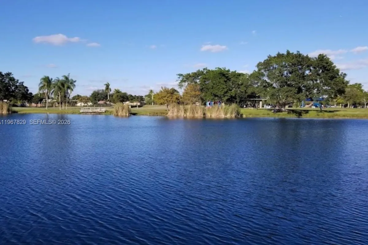 7541 SW 9th St, Plantation FL 33317