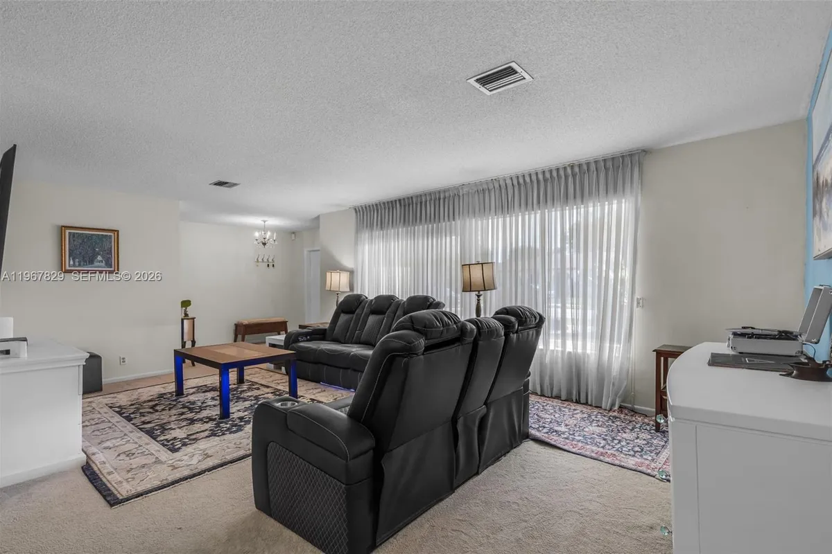 7541 SW 9th St, Plantation FL 33317