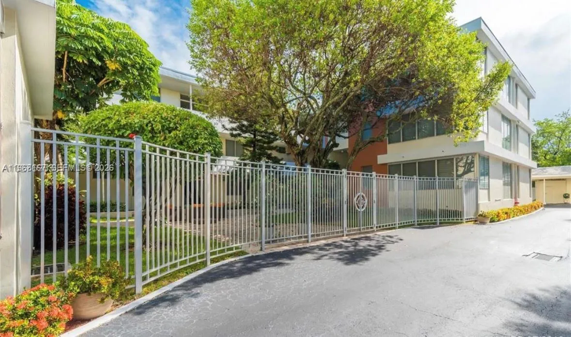 10210 Collins Ave # 306, Bal Harbour FL 33154