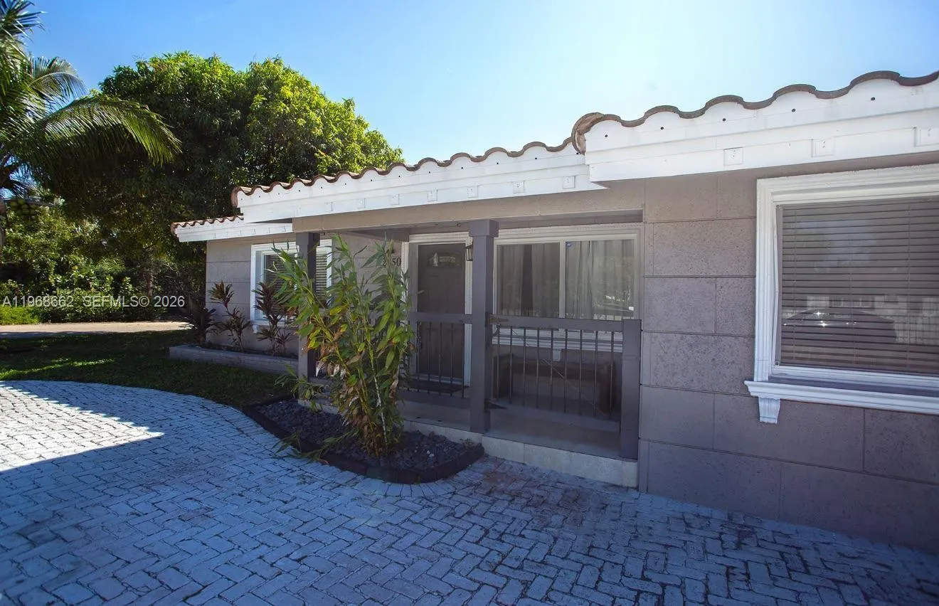 2450 NE 18th St, Pompano Beach FL 33062