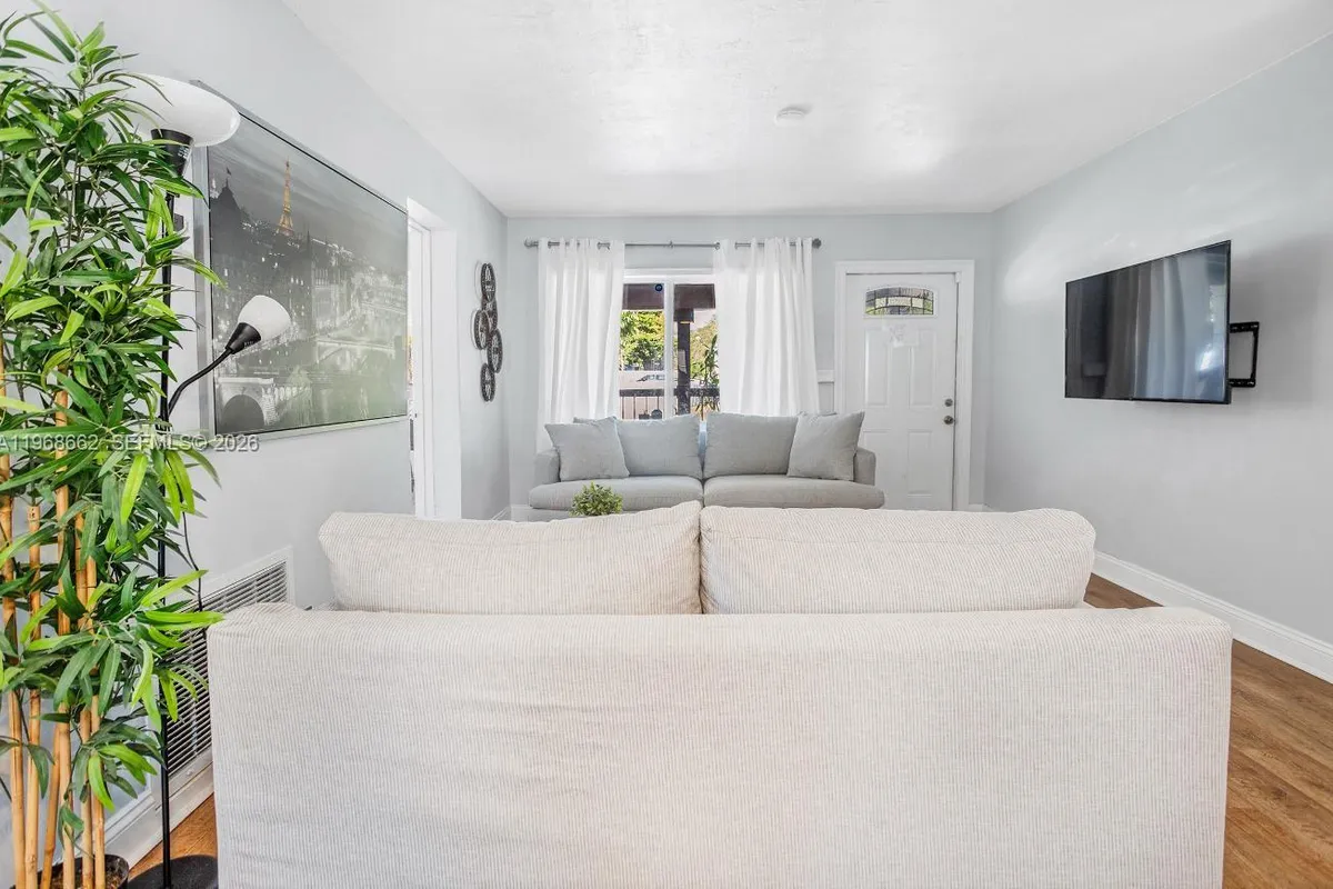 2450 NE 18th St, Pompano Beach FL 33062