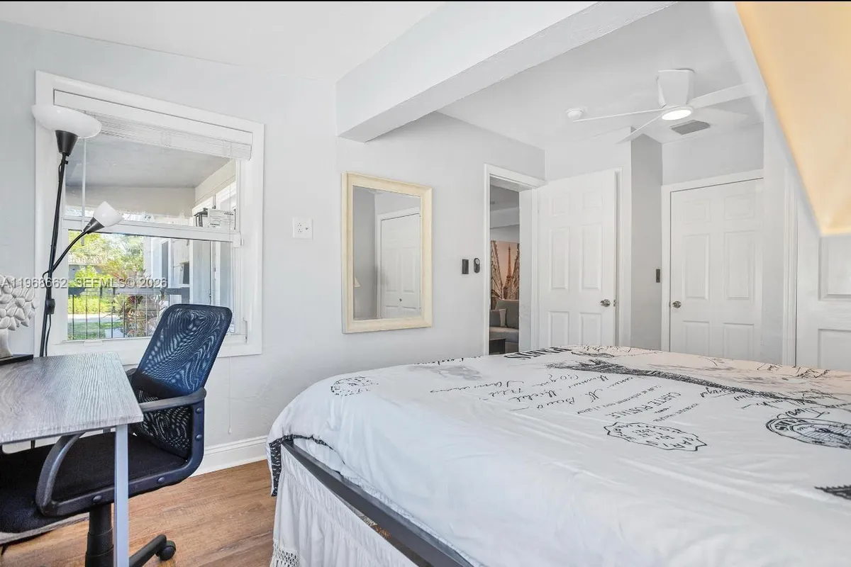 2450 NE 18th St, Pompano Beach FL 33062