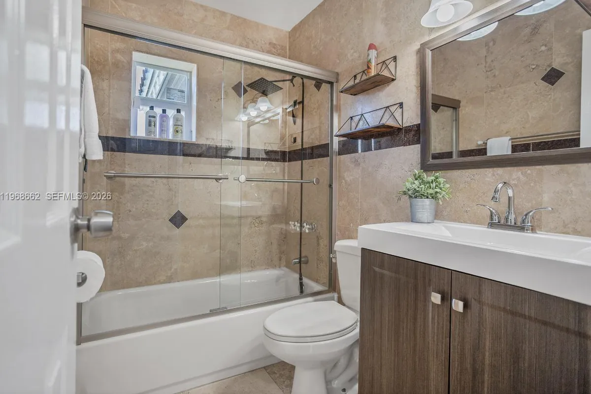 2450 NE 18th St, Pompano Beach FL 33062