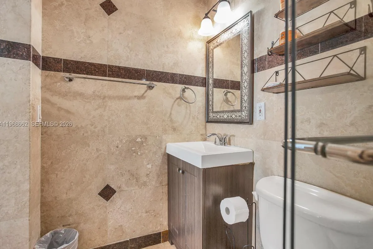 2450 NE 18th St, Pompano Beach FL 33062