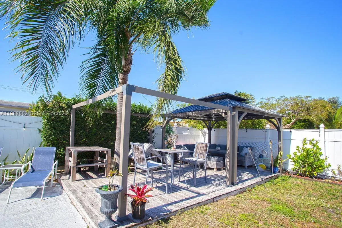 2450 NE 18th St, Pompano Beach FL 33062