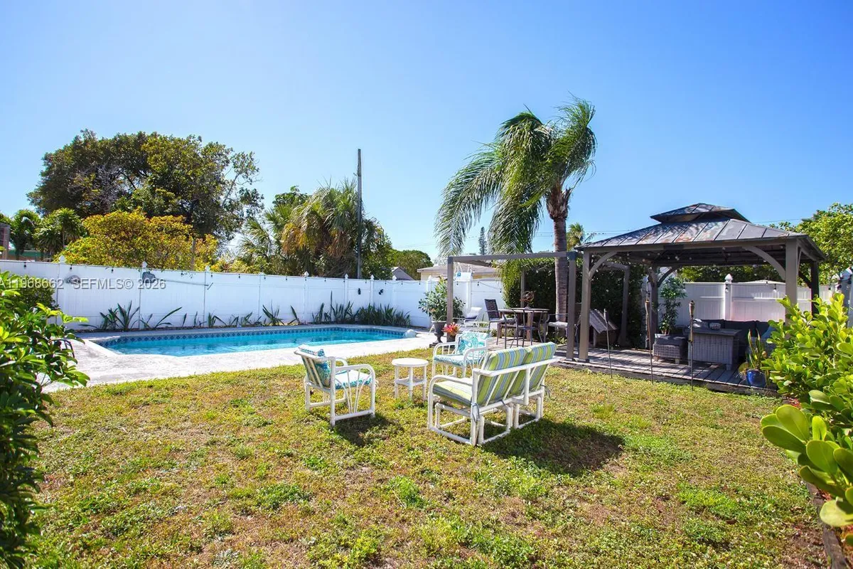 2450 NE 18th St, Pompano Beach FL 33062