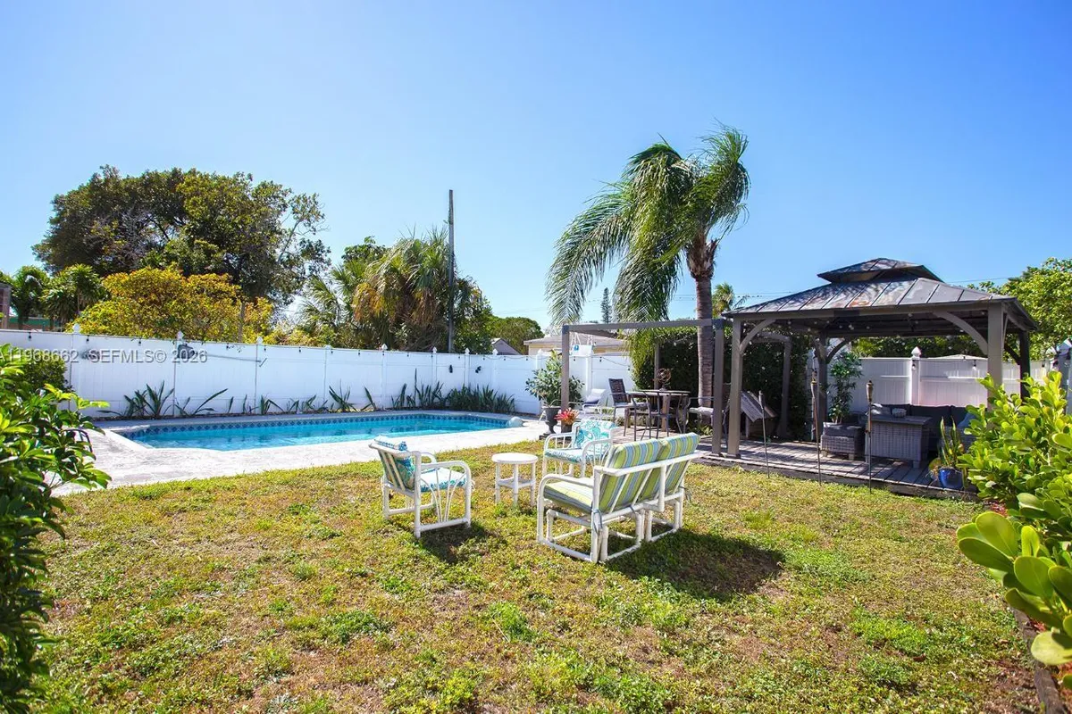 2450 NE 18th St, Pompano Beach FL 33062