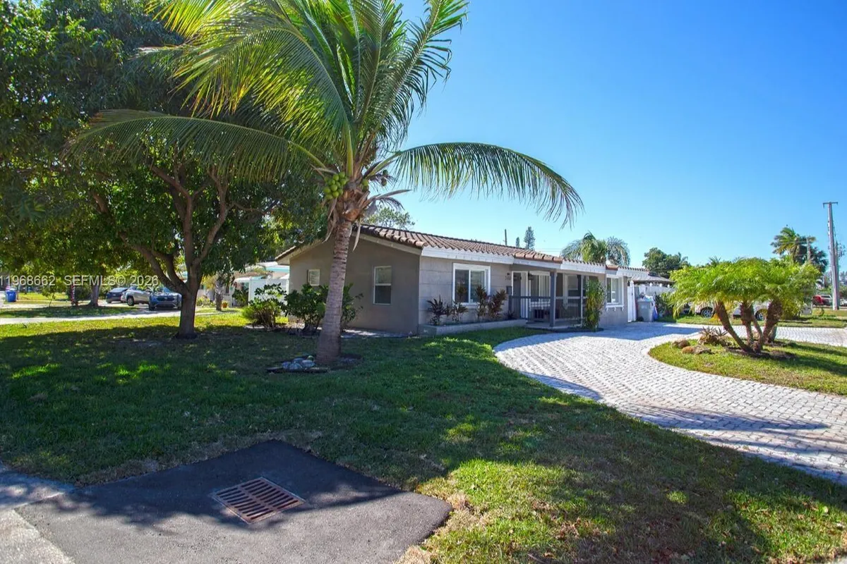 2450 NE 18th St, Pompano Beach FL 33062