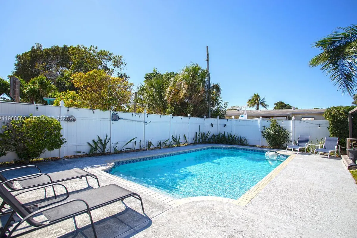 2450 NE 18th St, Pompano Beach FL 33062